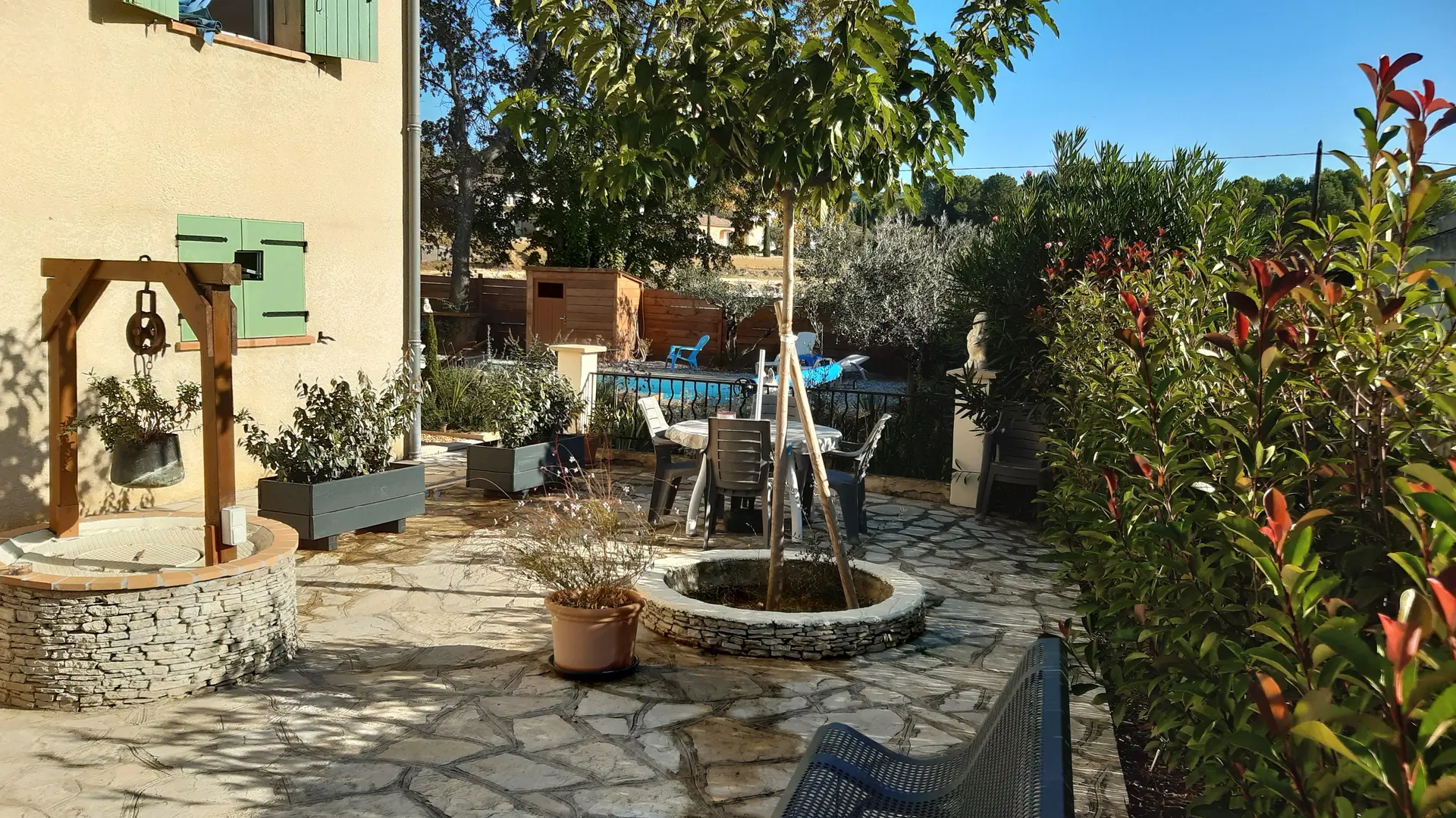 terrasse. une pergola est en cours d'aménagement.