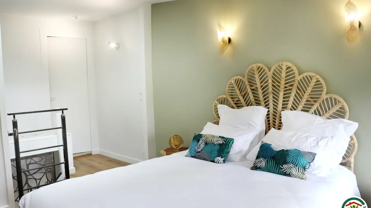 2eme niveau : Chambre avec lit double (140x190), salle d'eau privative, WC.