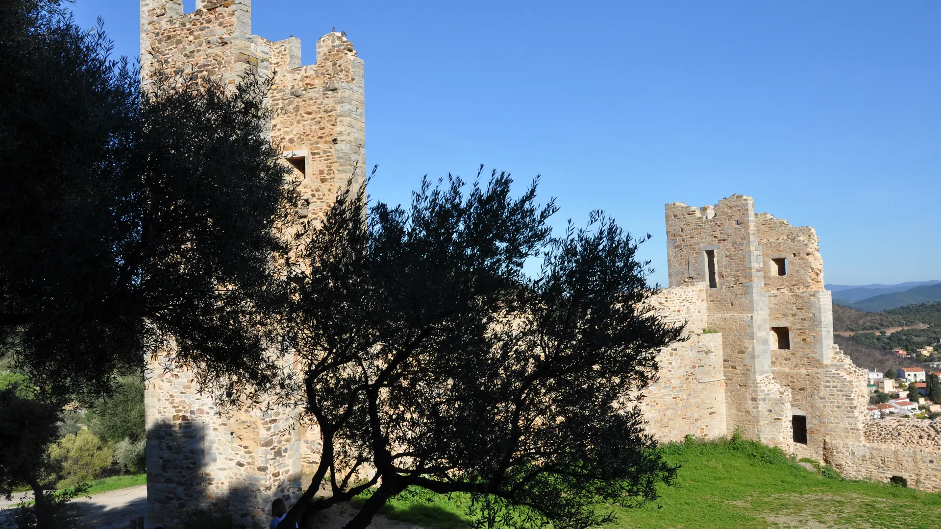 Remparts et vestiges du château des Seigneurs de Fos à Hyères