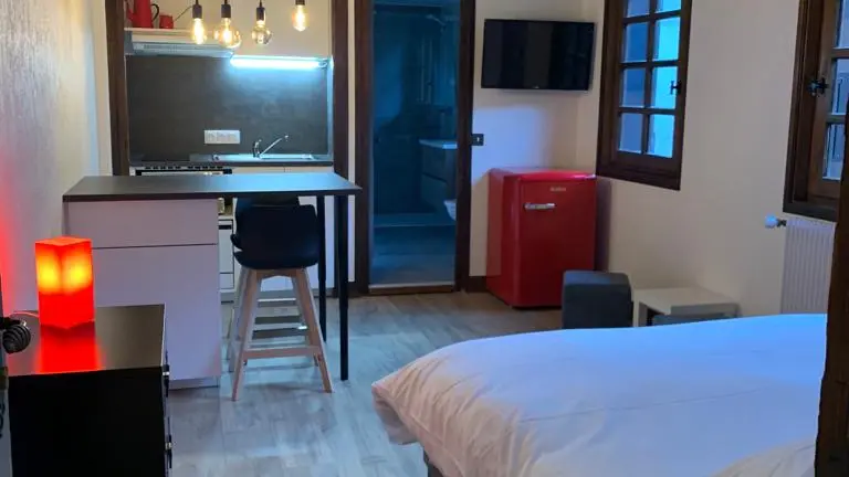 Chambre et petite cuisine
