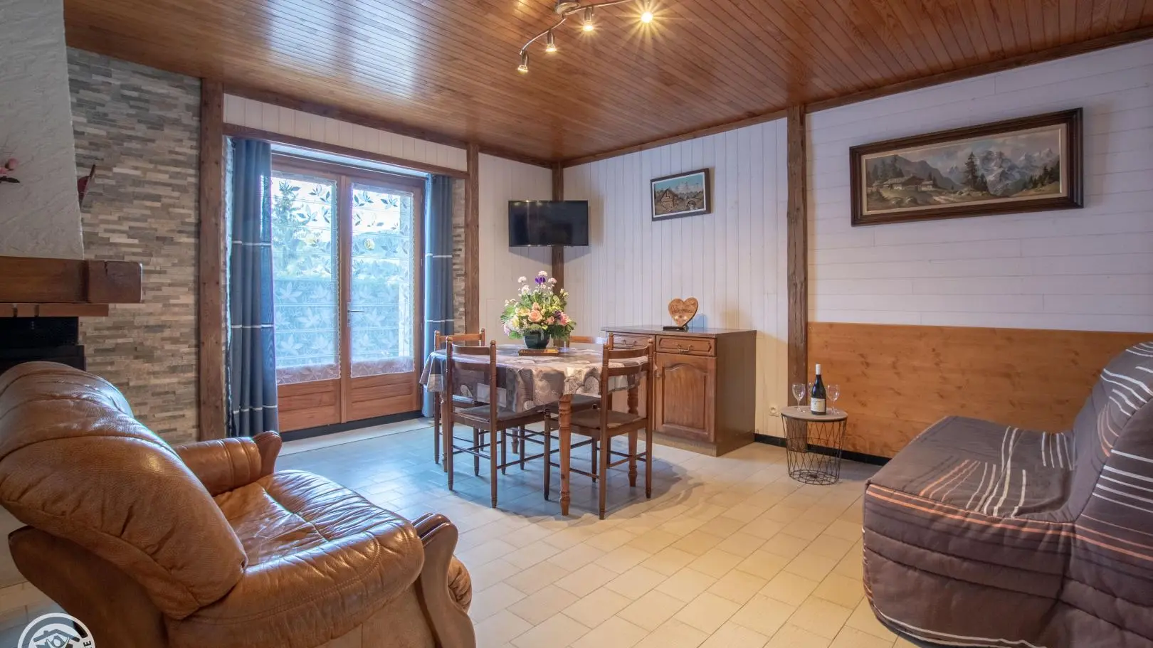 Salon donnant accès directement sur la terrasse.