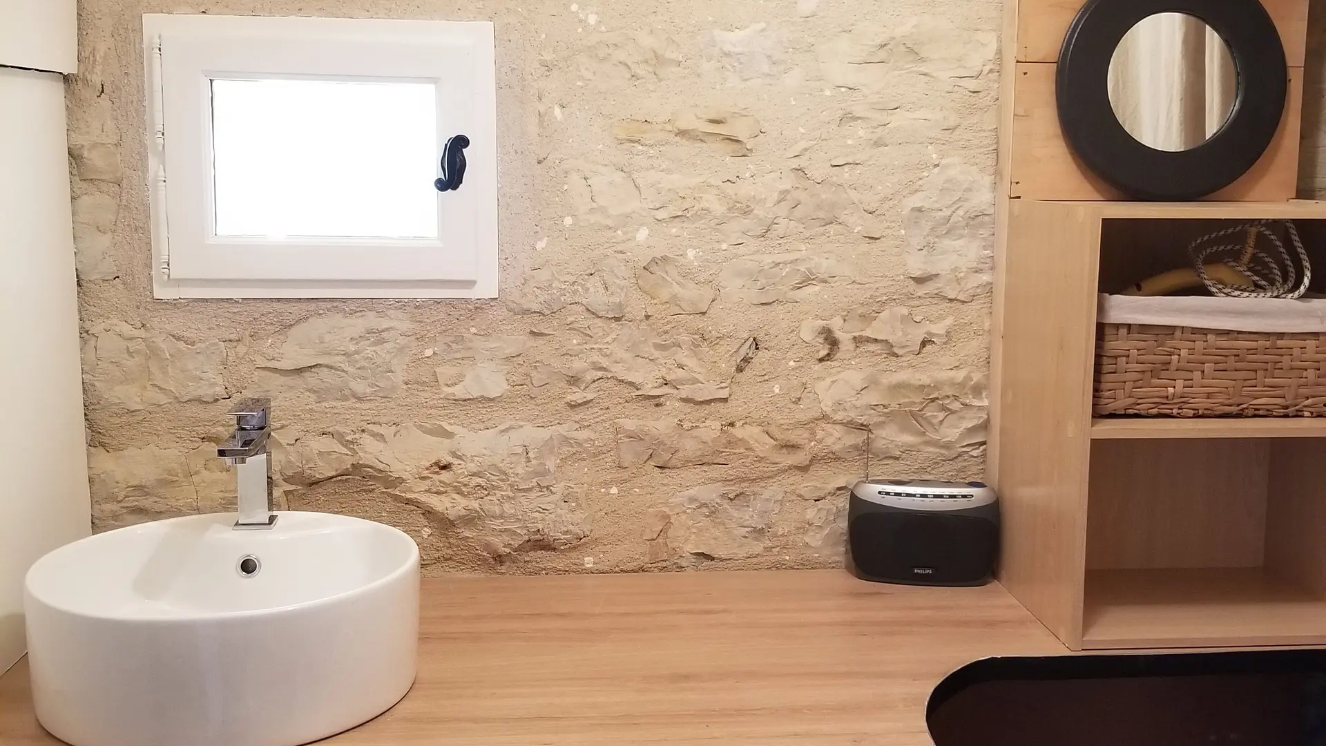 Rez de chaussée, toilette,lavabo, séche linge .