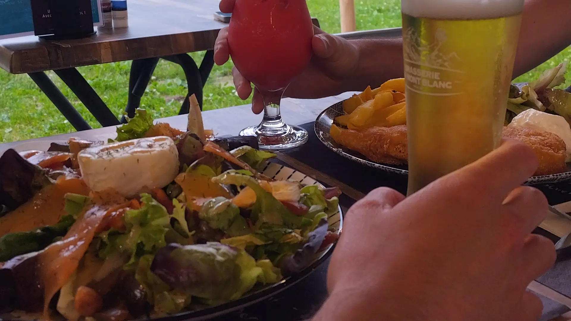 Bière, cocktail et burger au bord du lac d'Aiguebelette