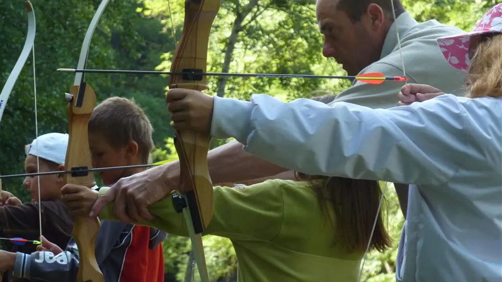 Tir à l'arc avec groupe d'enfants
