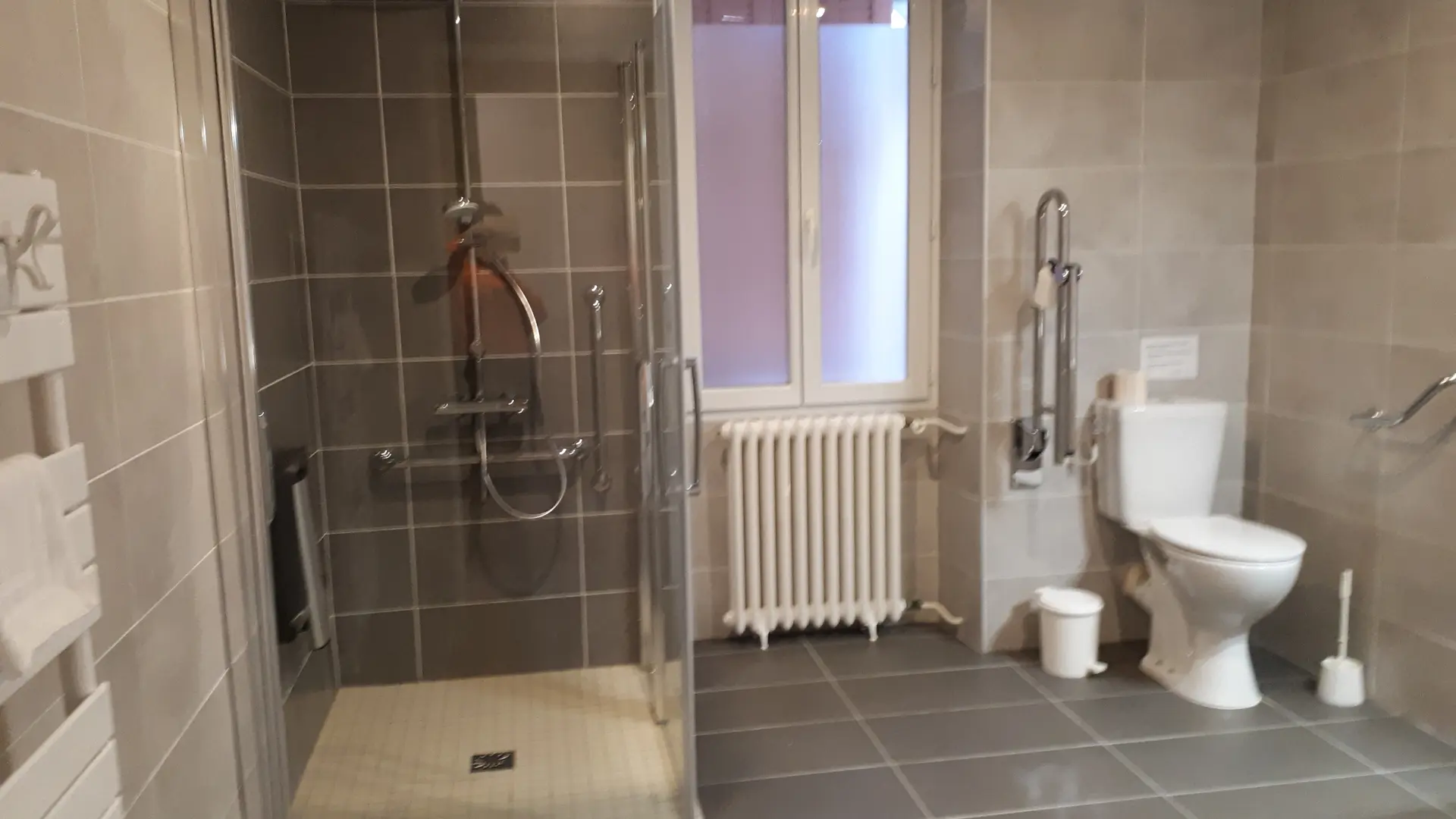 Salle d'eau chambre PMR