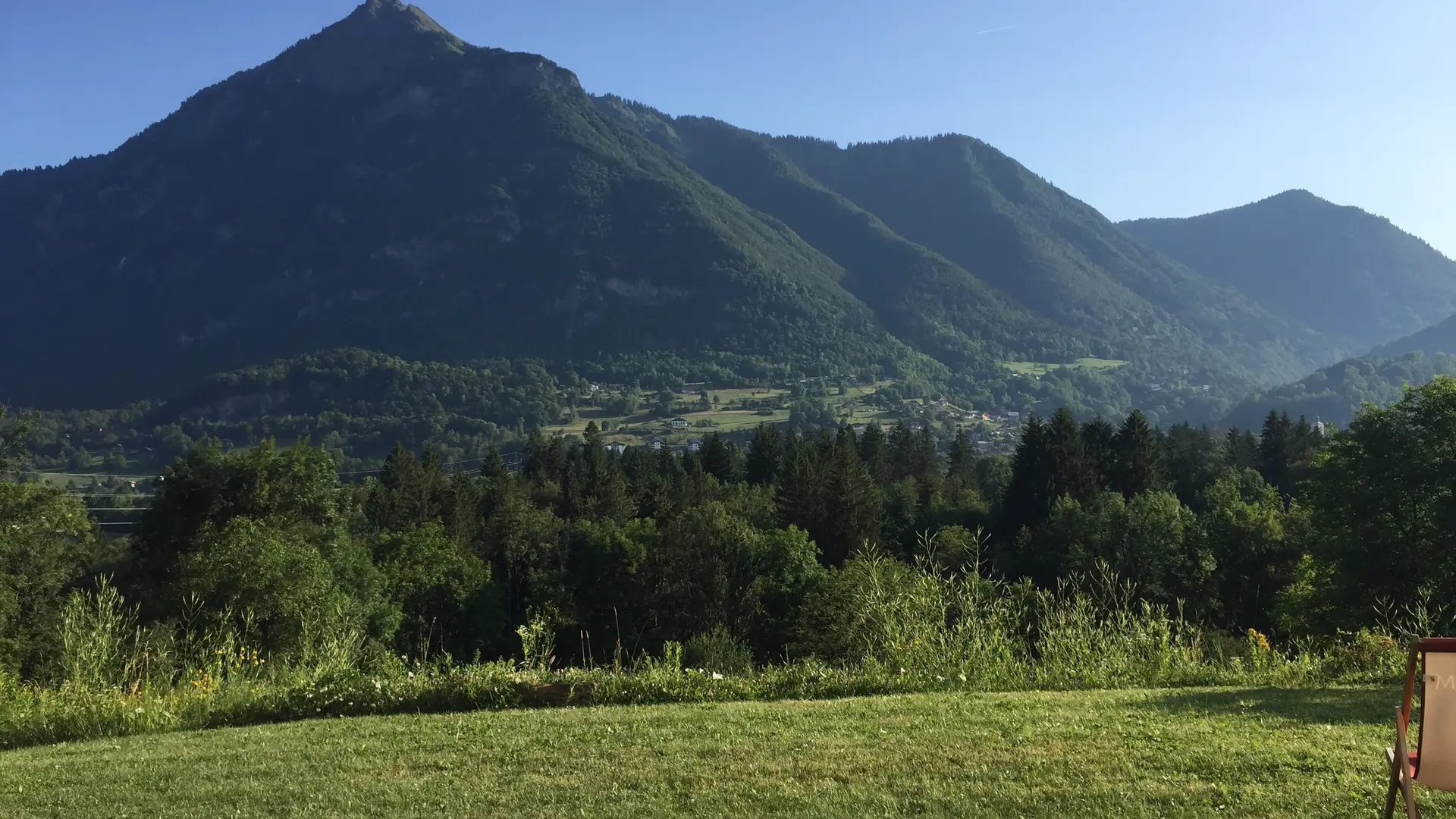 Le jardin devant le gite