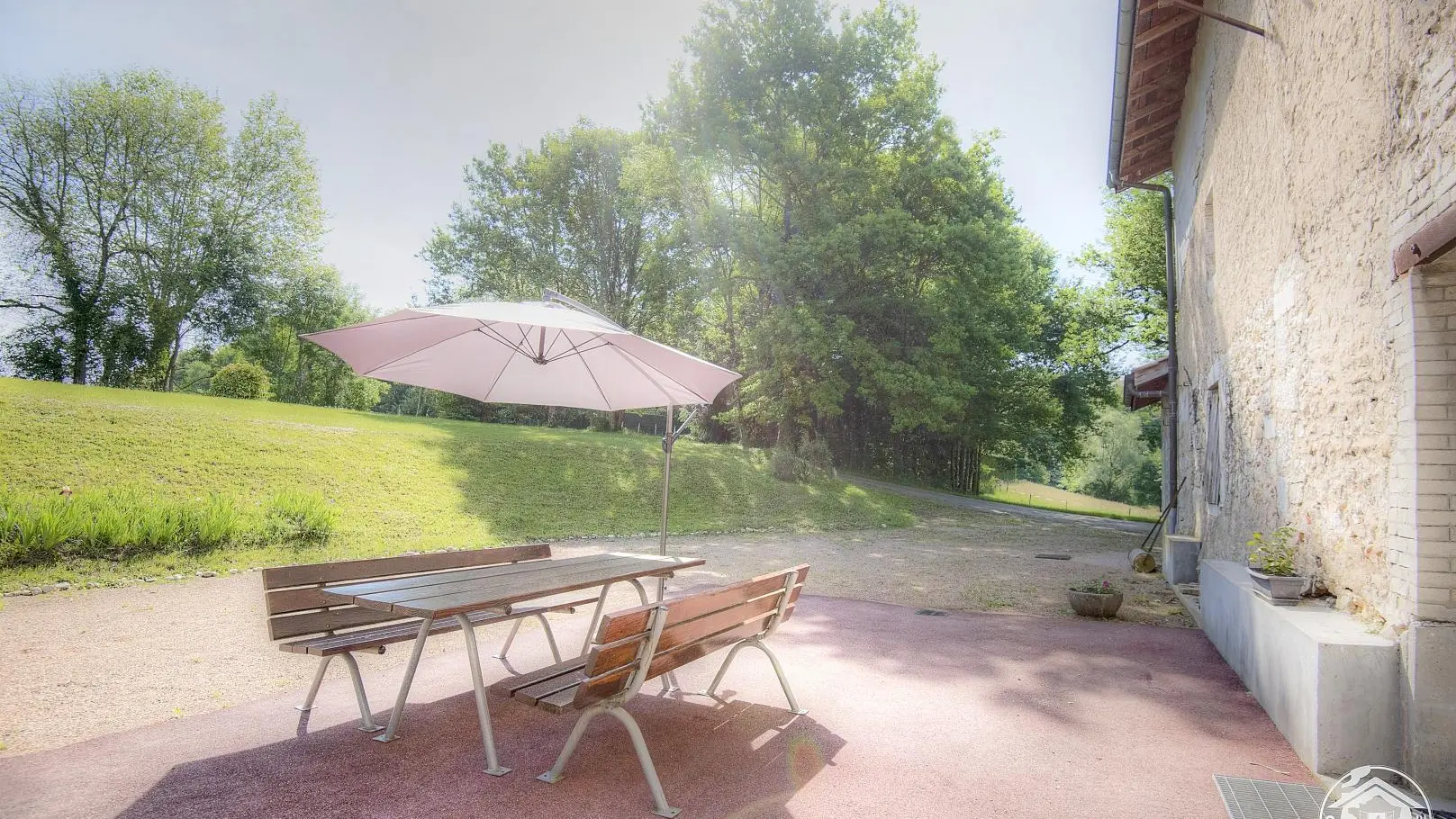 La terrasse à l'arrière du gîte