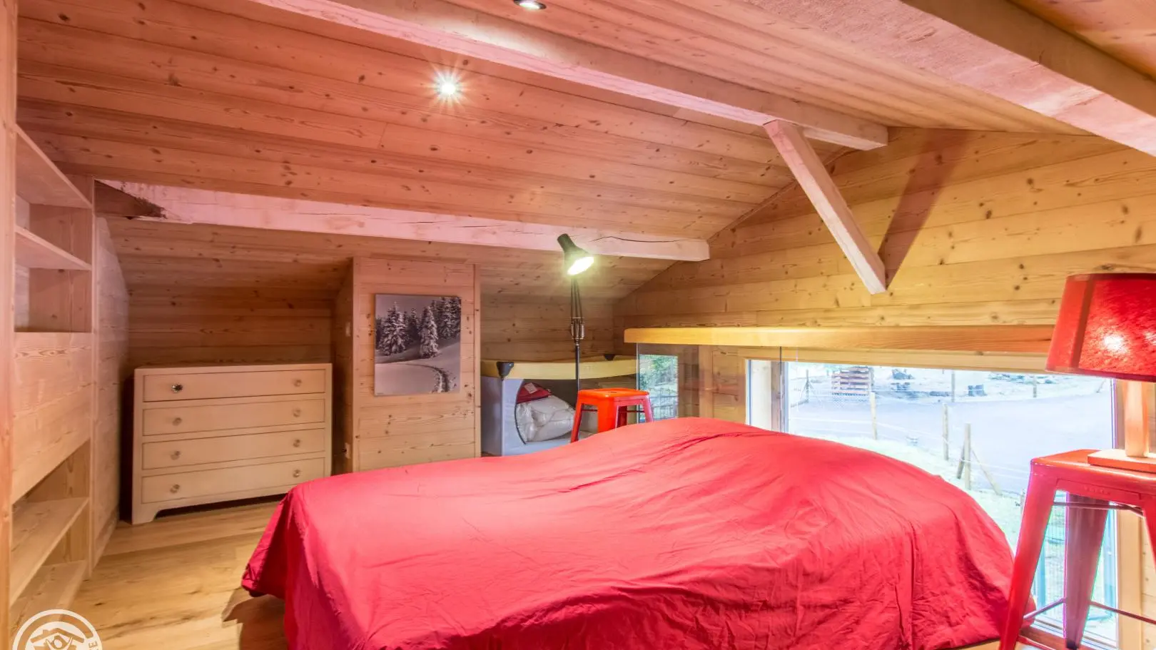 2ème chambre/coin nuit 
La capacité est de 4 couchages d'octobre à mai inclus, en raison des sécheresses récurrentes et de notre fonctionnement à l'eau de source, la capacité d'accueil est de 2 personnes les mois de juin, juillet, août et septembre. Merci pour votre compréhension