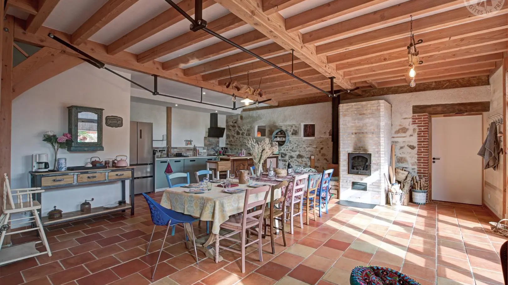 Pièce de vie, espace repas, cuisine équipée