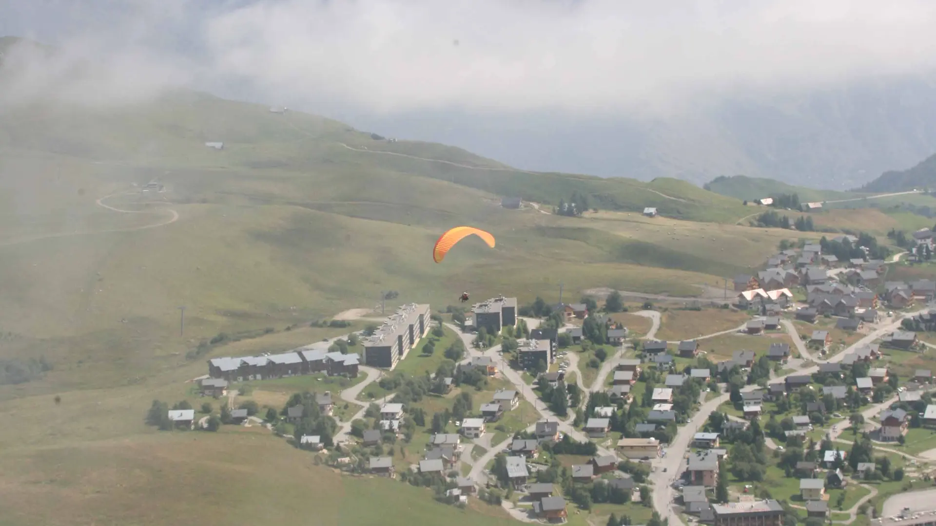 Vol en prapente au dessus de La Toussuire