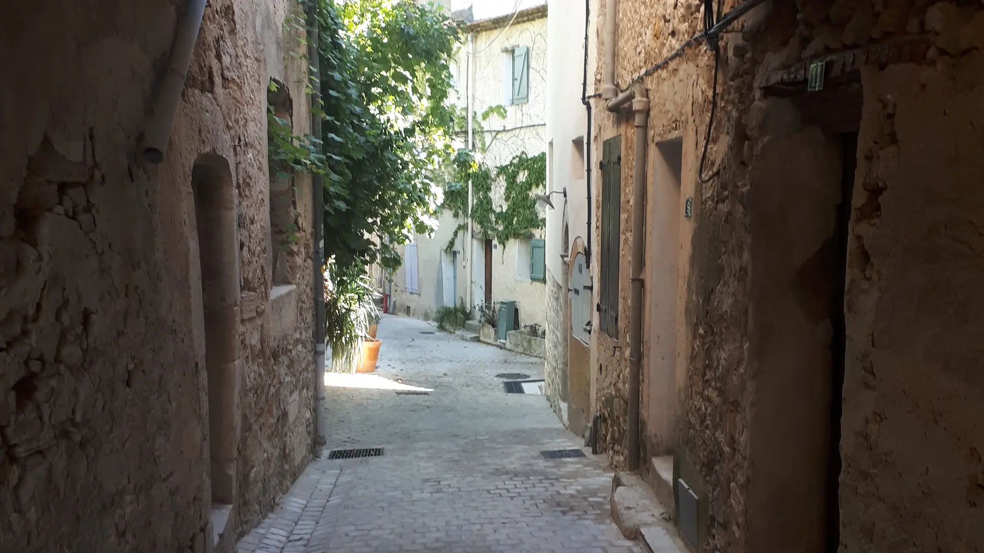 Sous le pont rue de la Colle