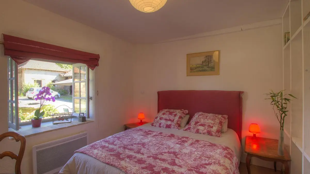 Chambre avec un lit double.