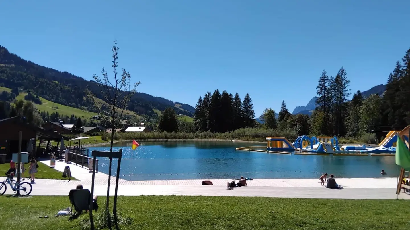 Plan d'eau, base de loisirs à  10 minutes à pieds.