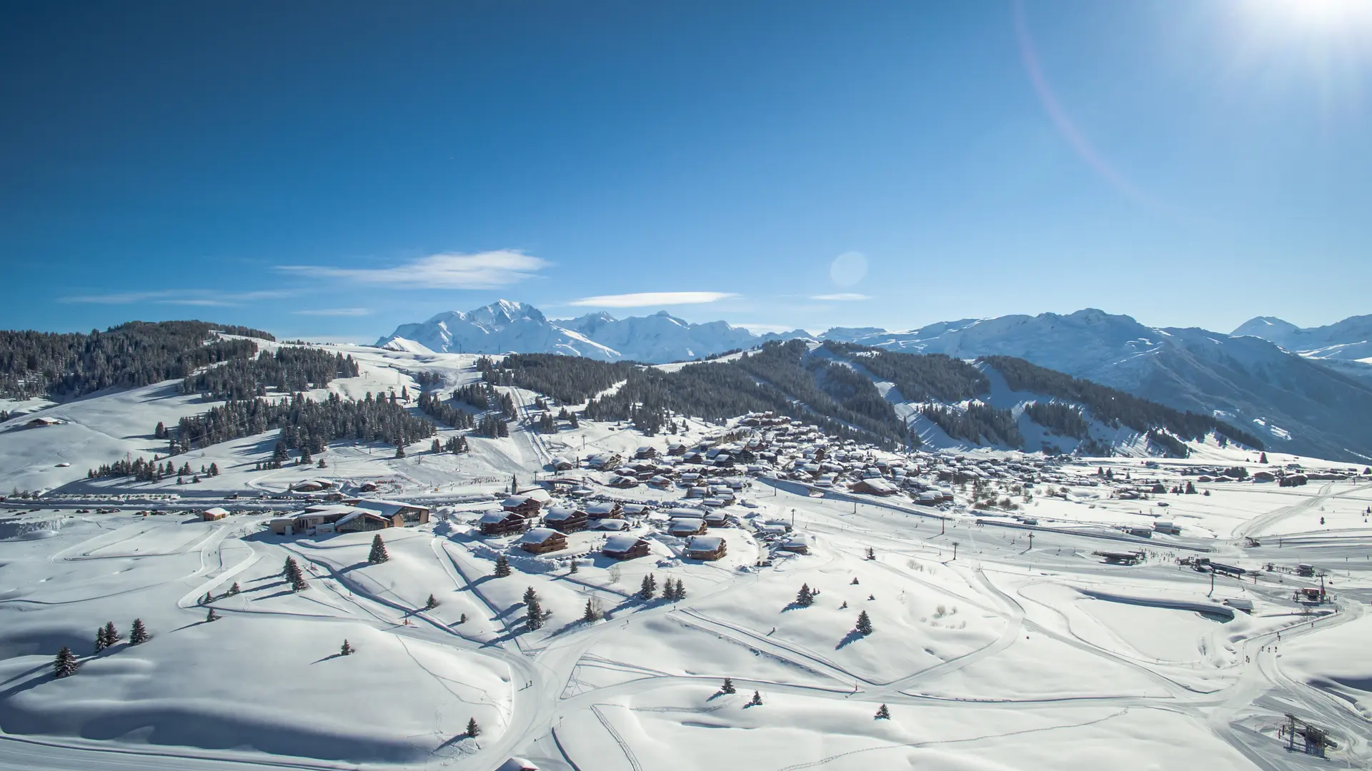 Vue sur la station des Saisies et sur le Mont Blanc