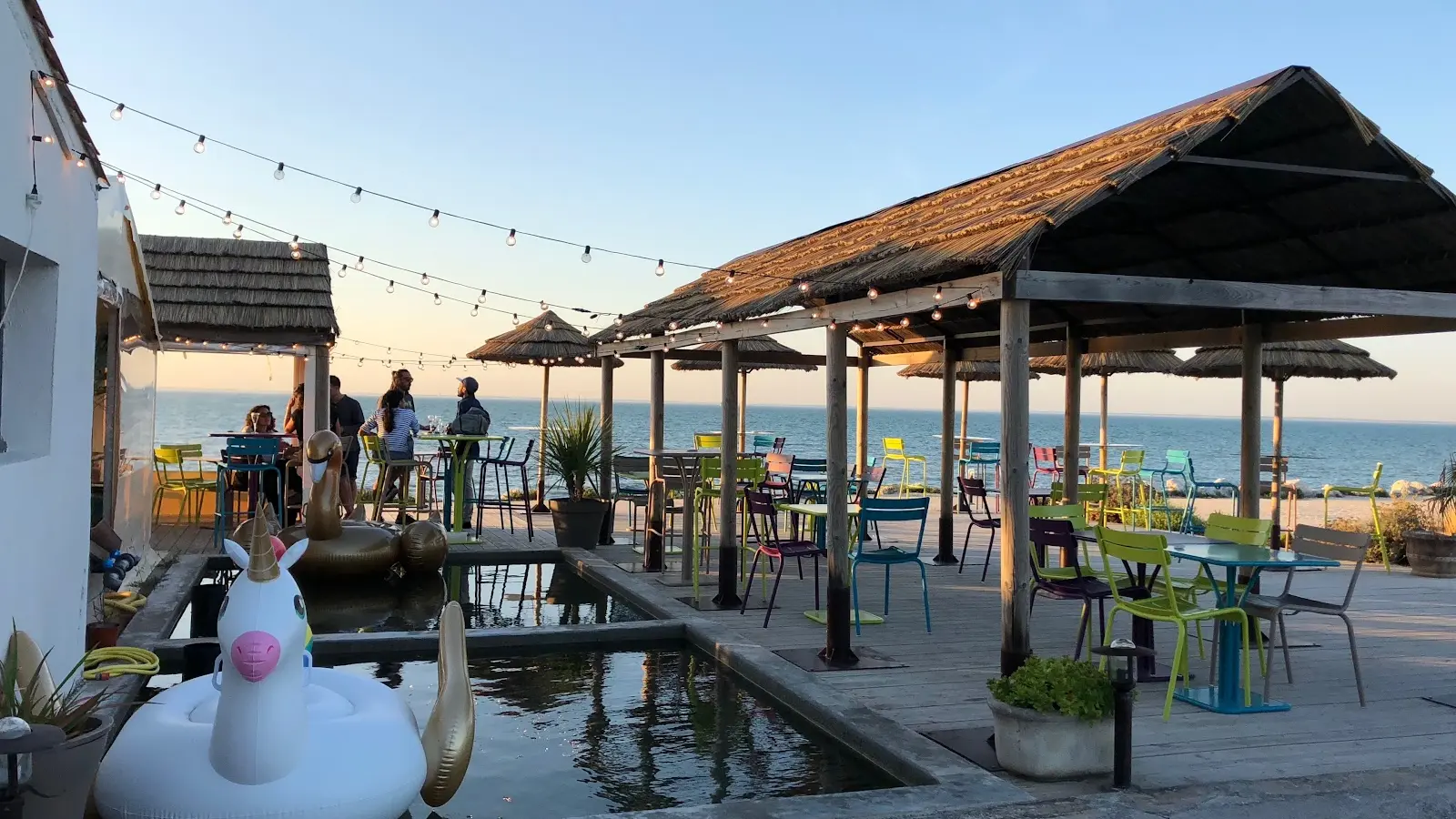 Vue d'ensemble avec les paillotes, bassin et la vue sur la mer