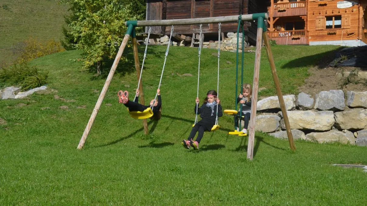 Jardin et espace de jeux pour les enfants