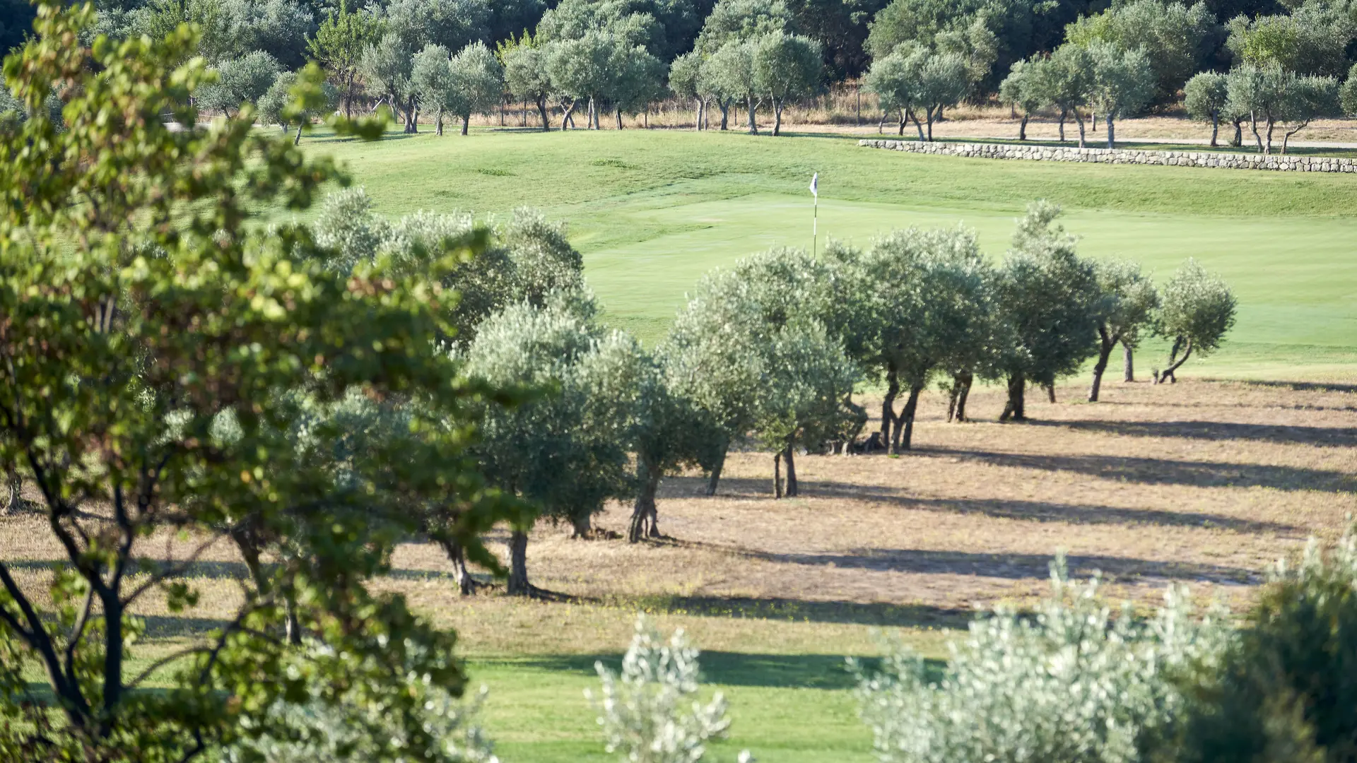 Golf-domaine-de-Manville-ecocert-baux-de-provence au pied des Baux-de-Provence