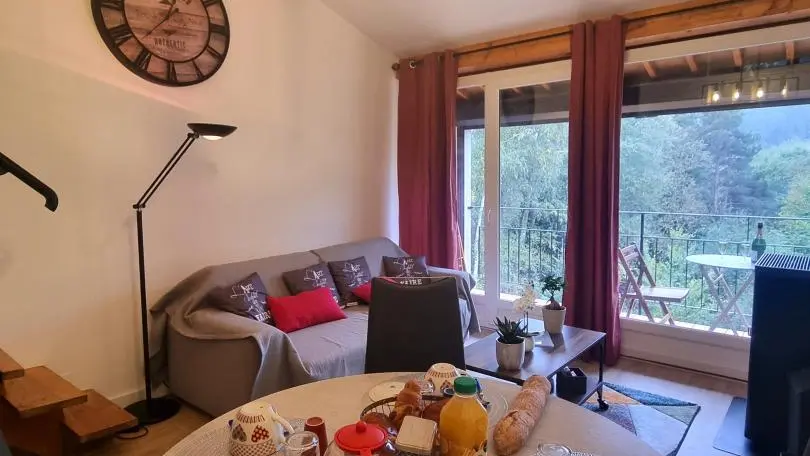 Pièce de vie avec accès sur le bacon.