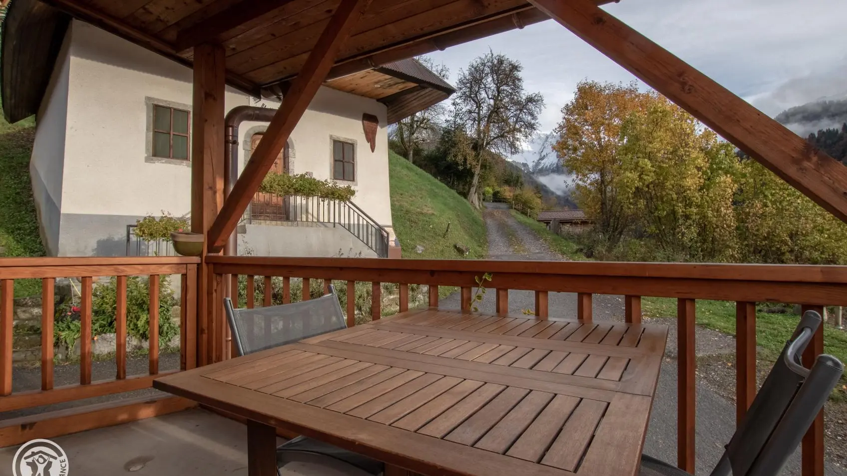 Terrasse couverte idéale pour vos moments de détente.