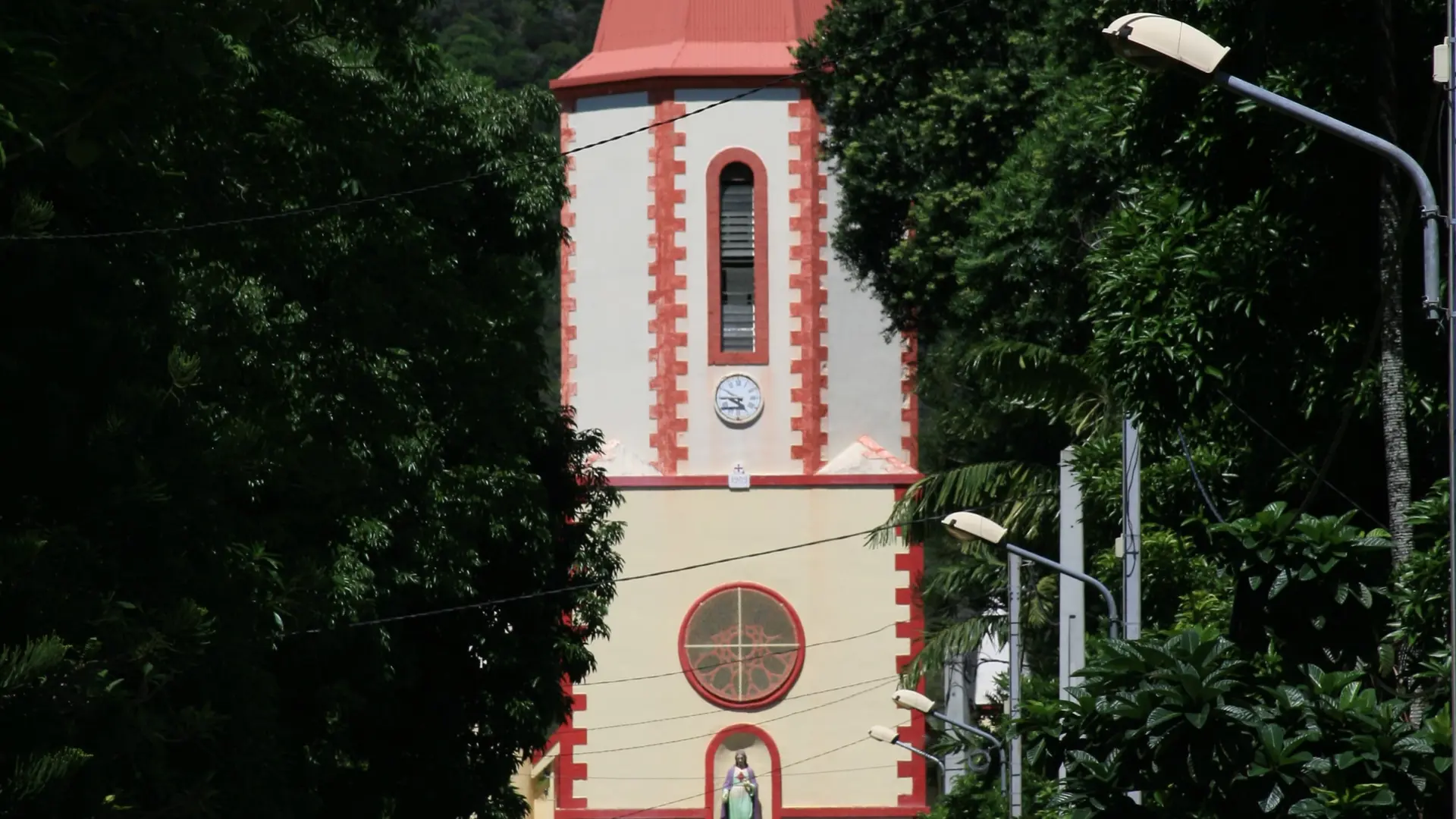 Il s’agit sans doute d’une des plus belles et des plus anciennes églises de la brousse calédonienne. Sa construction a été lancée en 1880 par le Père Simonin, selon les plans du R.P Vigouroux.