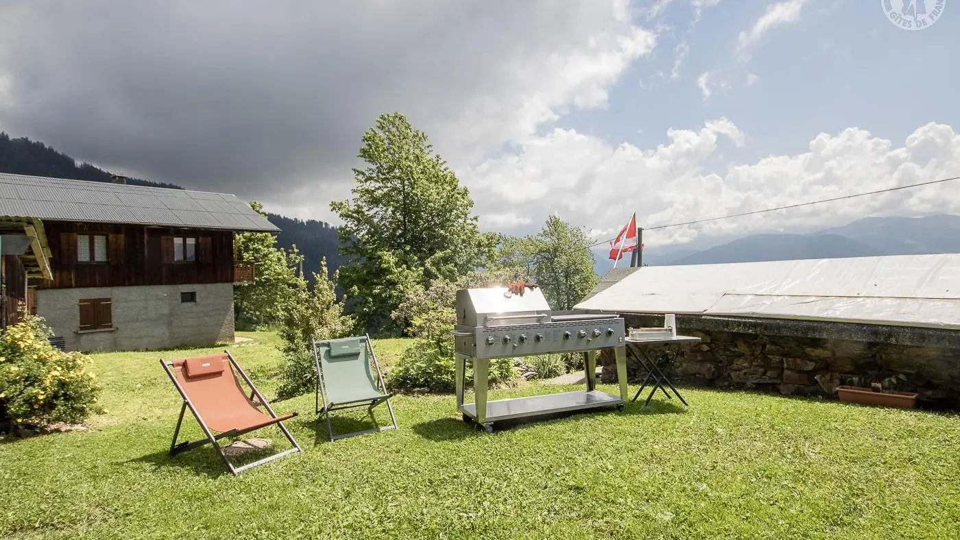 jardin équipé tonnelle, salon jardin et barbecue