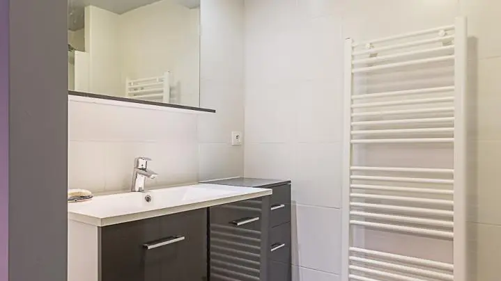 La salle de bain attenate à la chambre du Rdc.