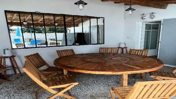 Großer Tisch für den Außenbereich