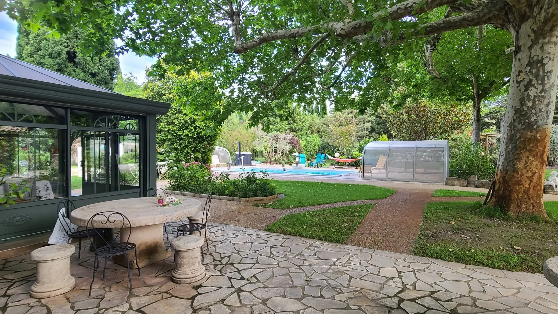 Jardin arboré du gîte reflet de provence