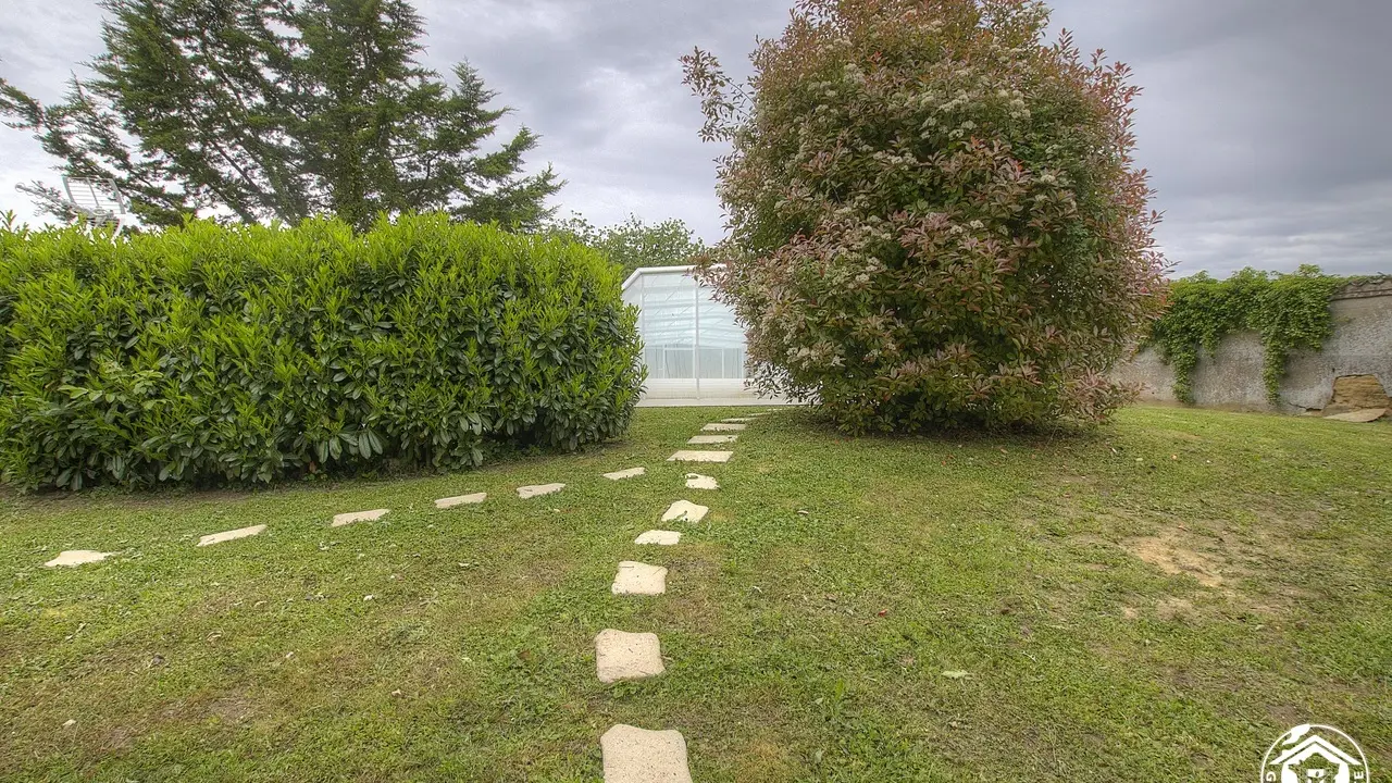 la piscine et repos à l'ombre du cerisier
