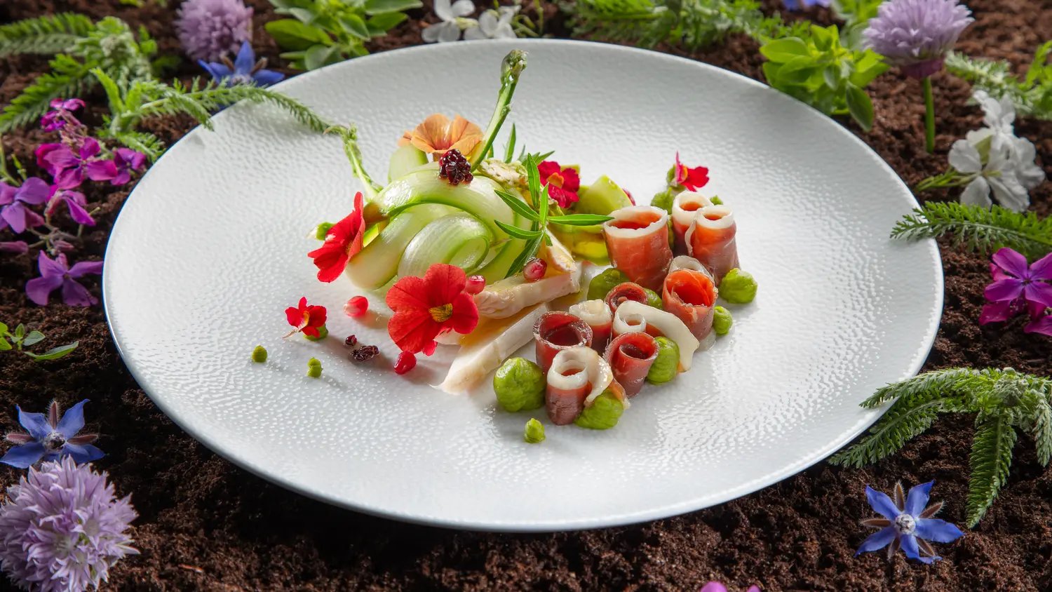 Met Le Jardin : IL PROSCIUTTO D'ANATRA Jambon de magret de canard fumé à la frioulane au romarin, déclinaison d’asperges, touche de grenade