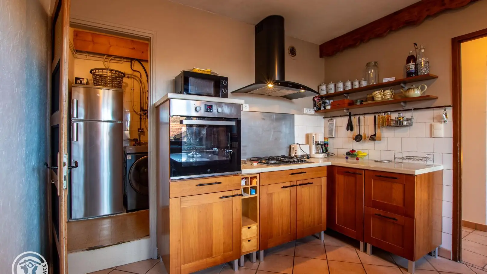 Cellier derrière la cuisine