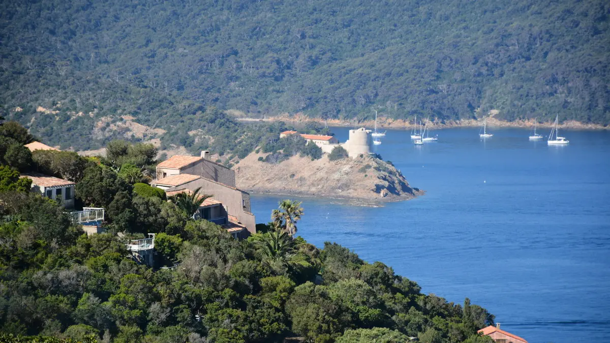 Le fort de Port Man et sa baie vu depuis l ile du levant