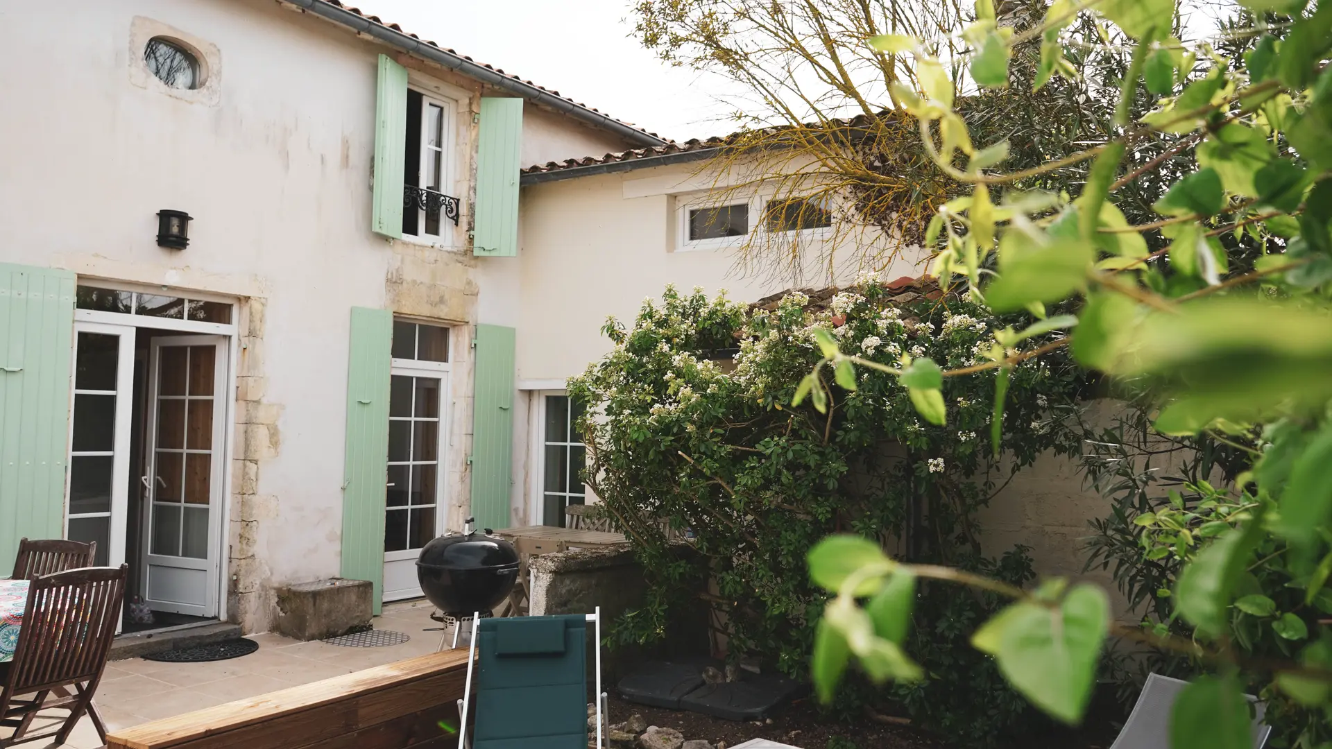 Terrasse végétalisée et accès de l'entrée de la maison