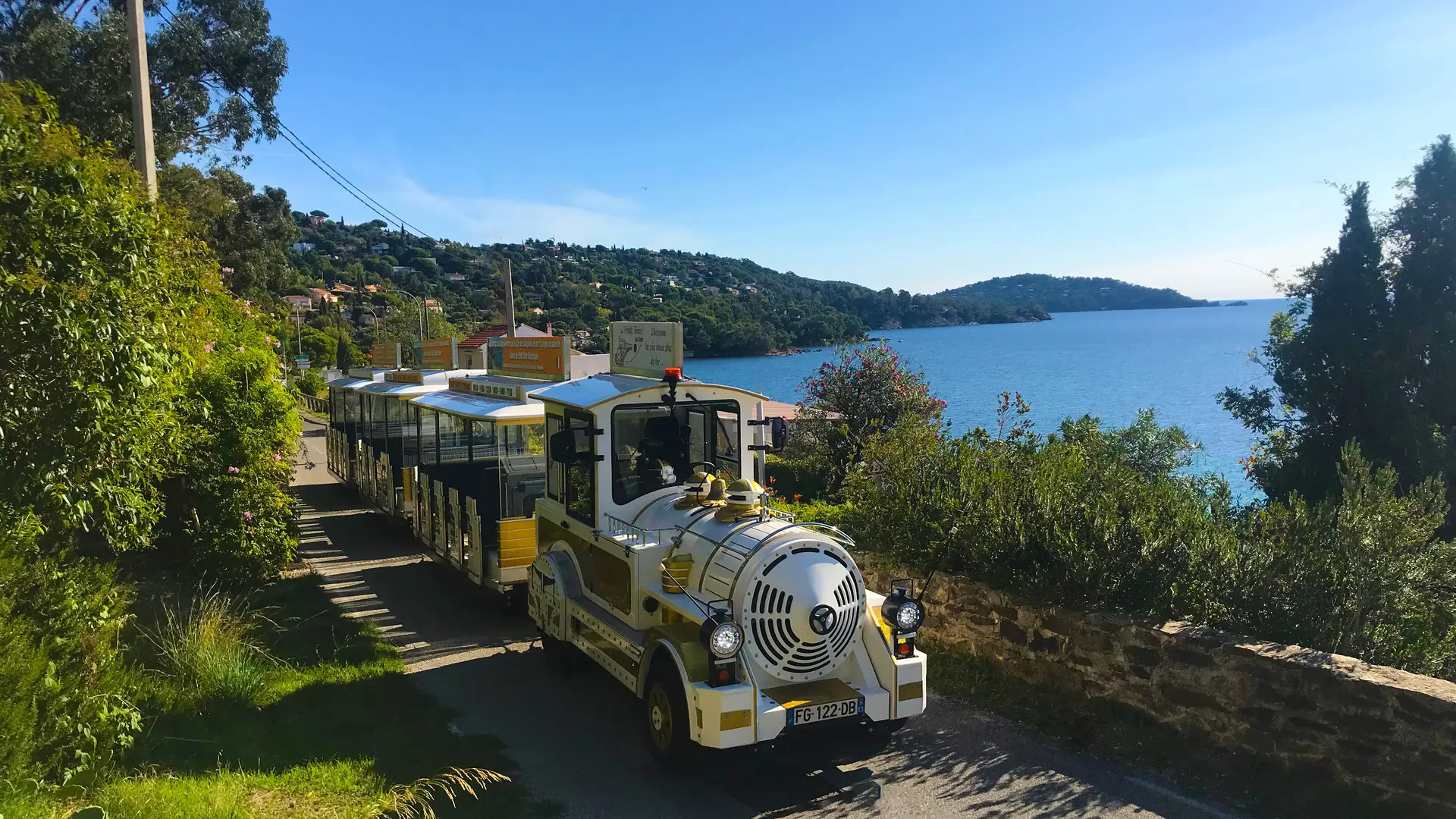 Le Petit Train du Lavandou en plein parcours avec sa jolie vue sur la mer