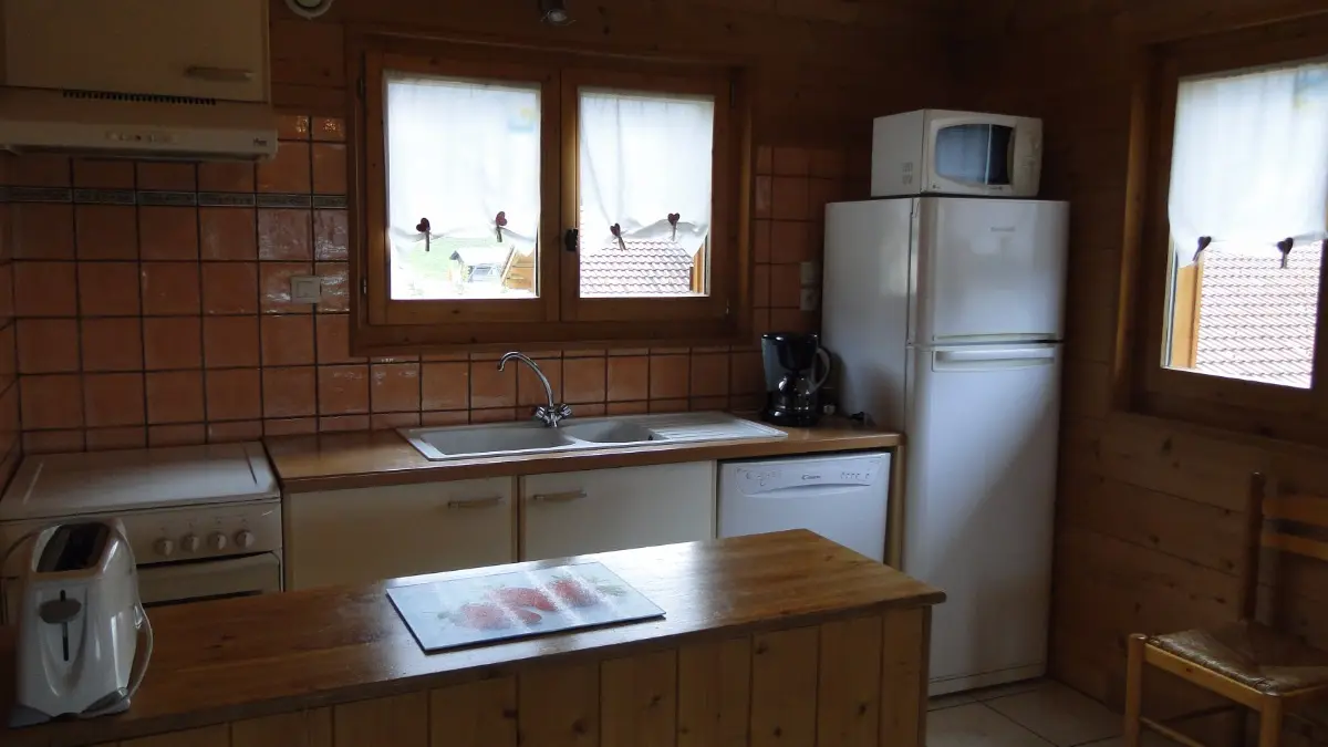 Location d'un chalet entre lac et montagne à Bernex - coin cuisine