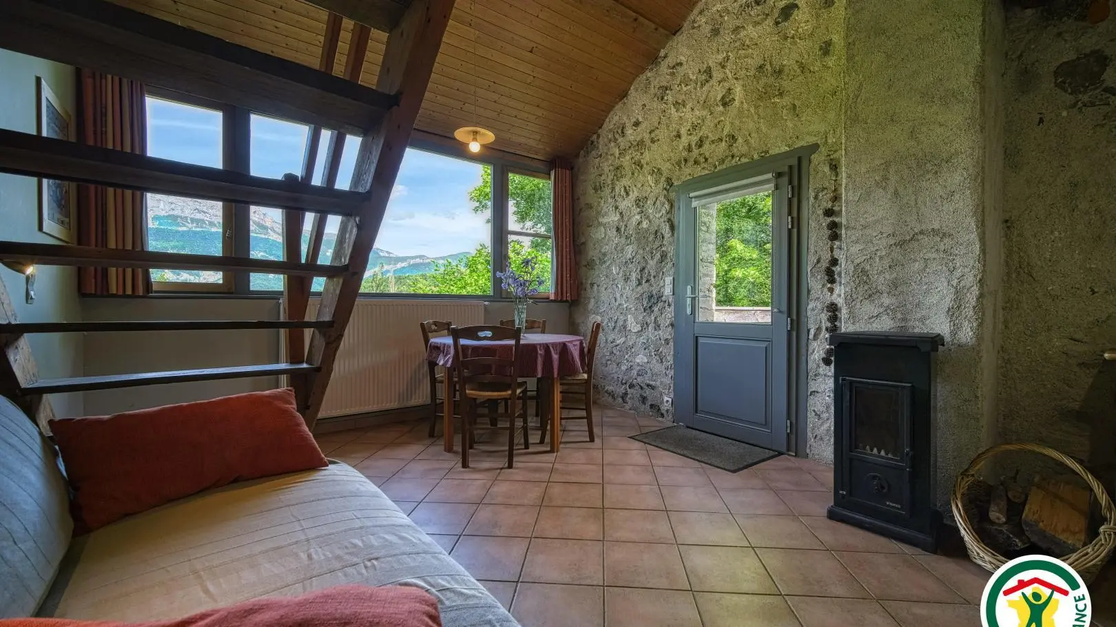 L'entrée du gîte donnant sur la pièce de vie et son pôele à bois