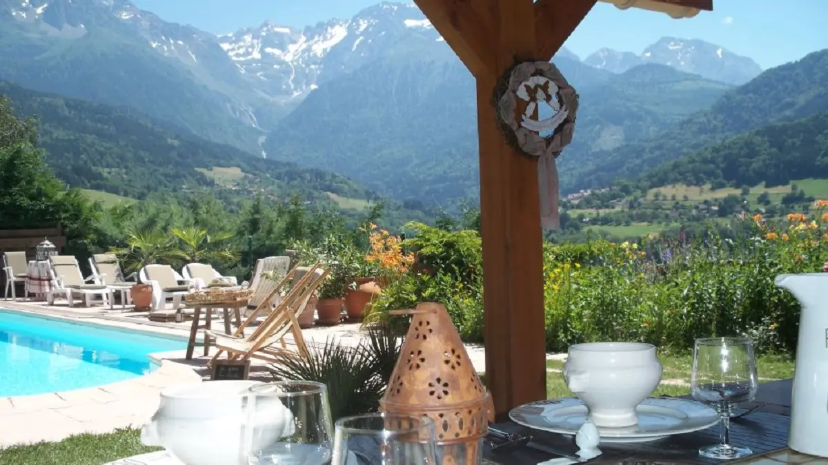 Vue sur Belledonne - Terrasse et piscine (été)