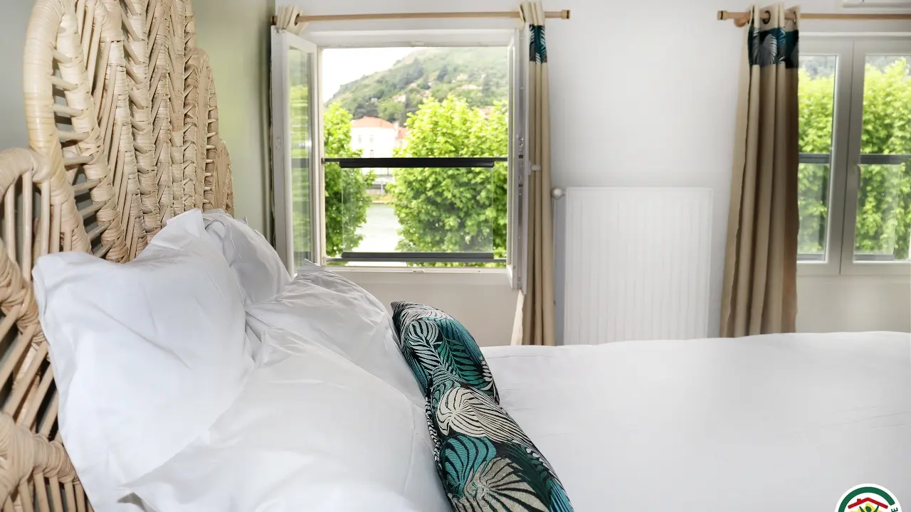 2eme niveau : Chambre avec lit double (140x190), salle d'eau privative, WC.