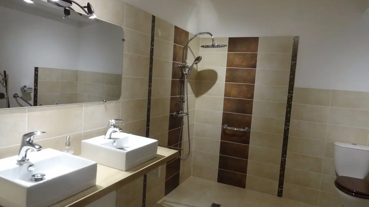 Ferme Passion Chambre Bugey - Salle d'eau accessible PMR