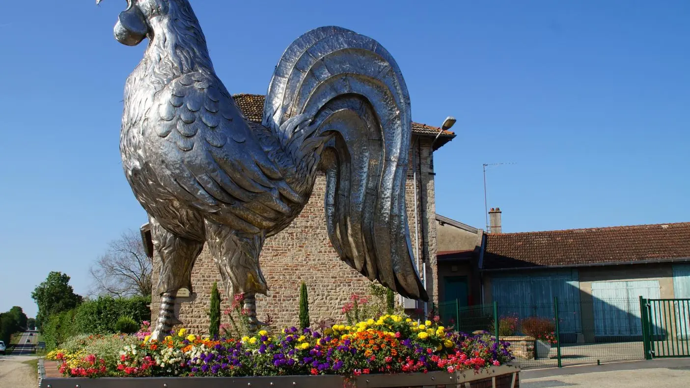 Le grand coq oeuvre magistrale sur la place de mantenay-Montlin