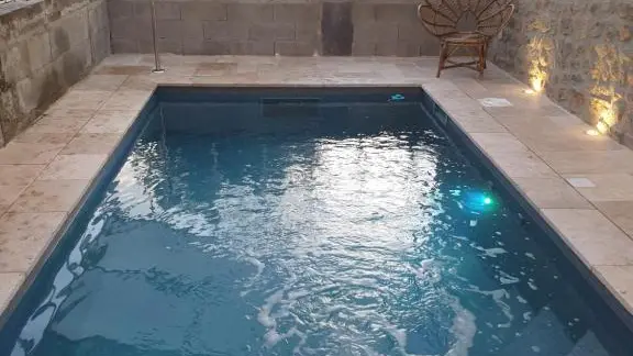 Accès à la piscine commune, couverte, fermée & chauffée à 29°C de 2,75m x 4,75m