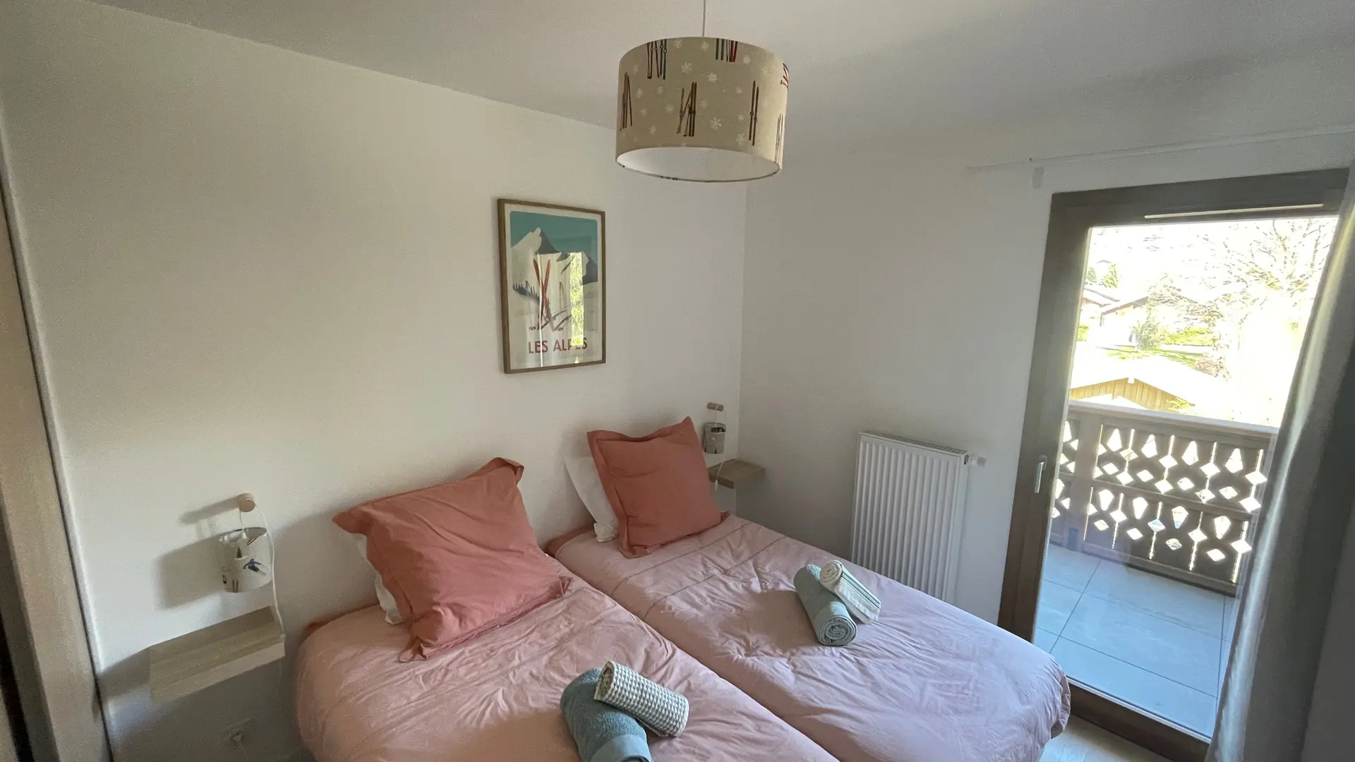 CHAMBRE ROSE DEUX LITS SIMPLES