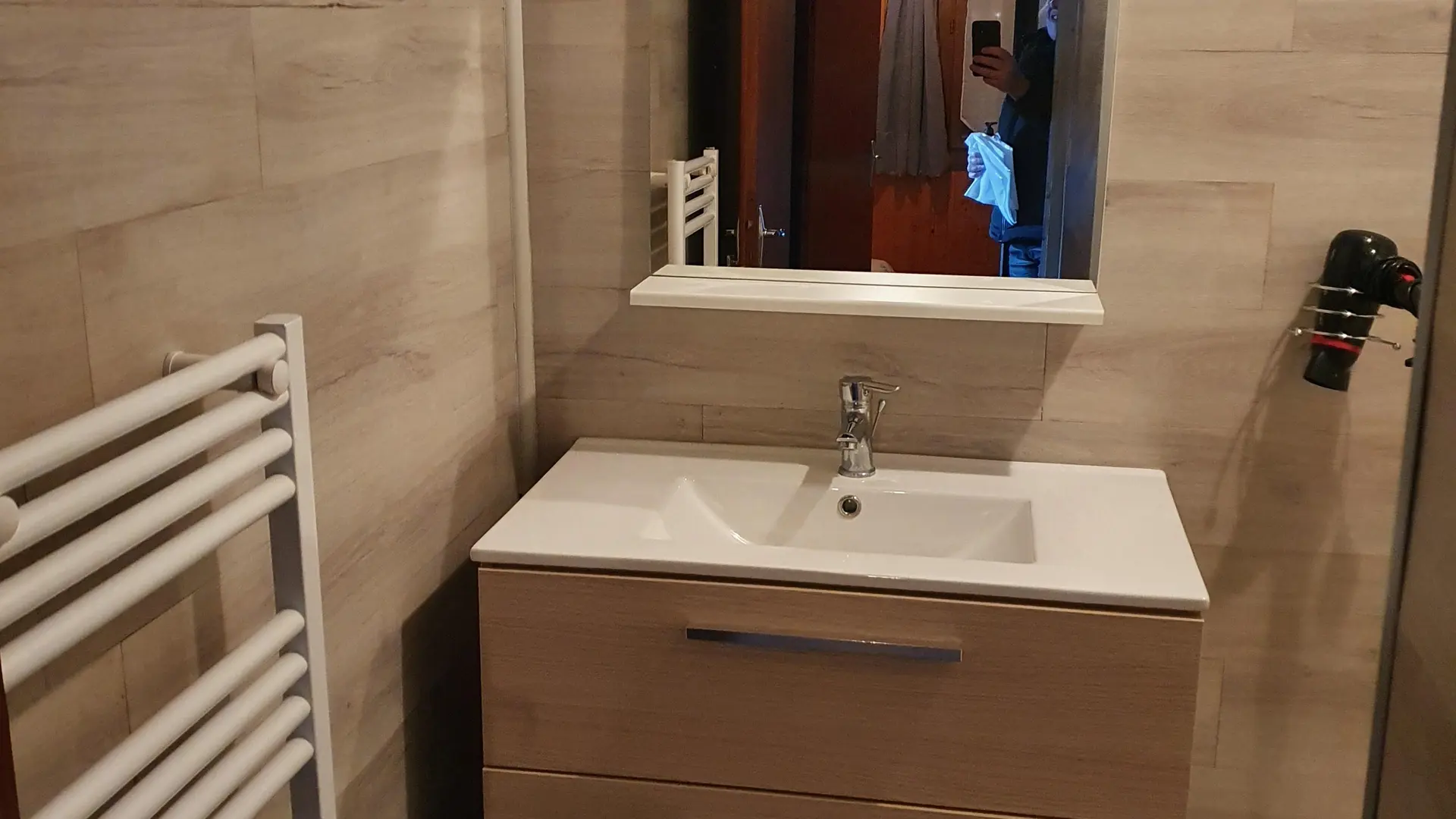 Salle de bains avec douche , wc et lavabo