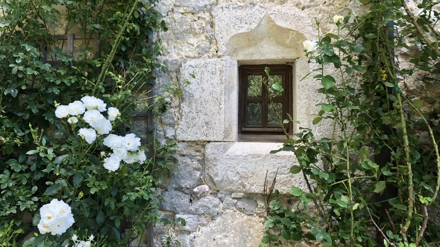 Fenêtre médiévale sur la façade du Château de Montanges