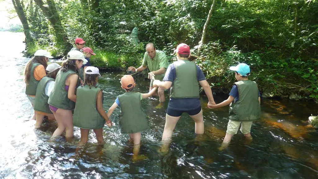 Pêche avec groupe d'enfants