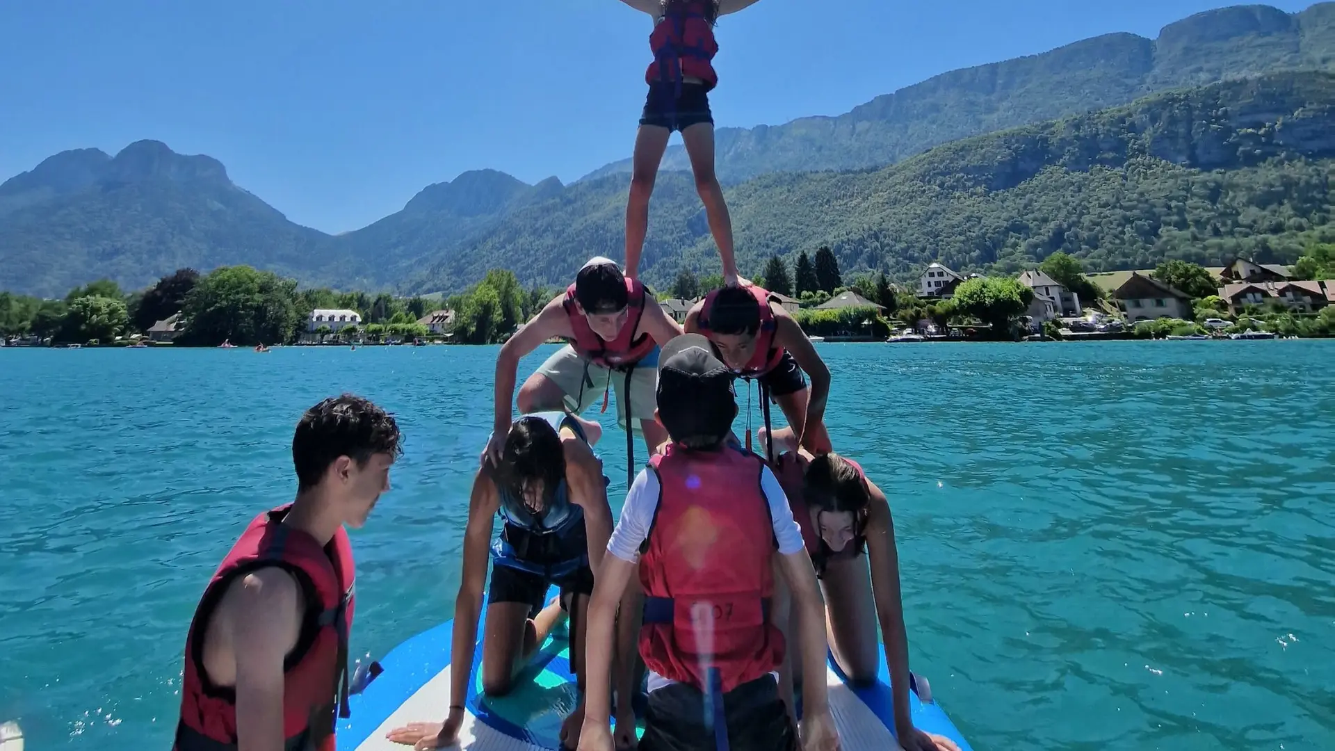 pyramide humaine sur des paddle sur le lac d'Annecy
