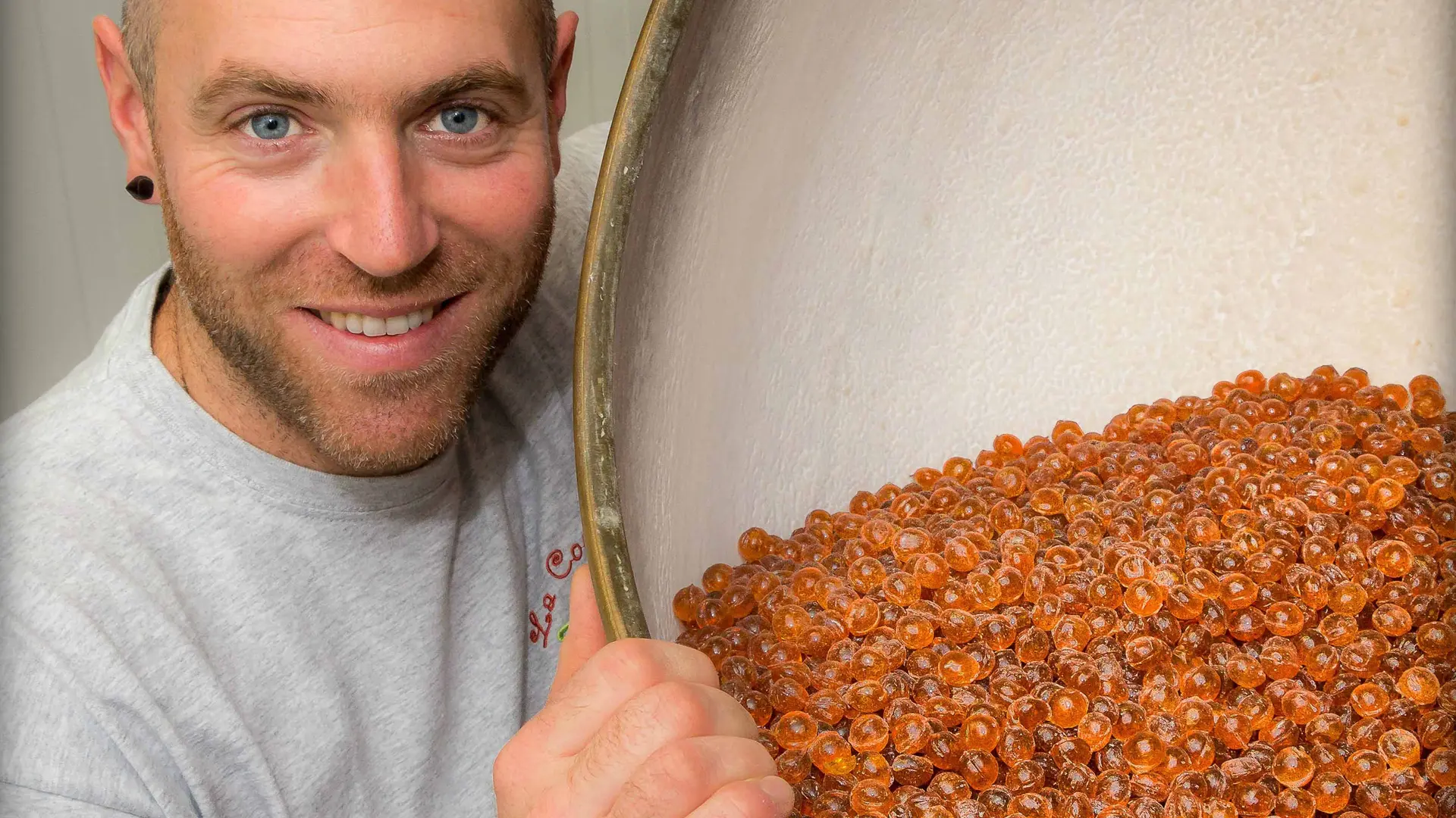 Christophe Zana dans sa fabrique de bonbons 'La Confiserie alpine', Pont du Fossé, Champsaur