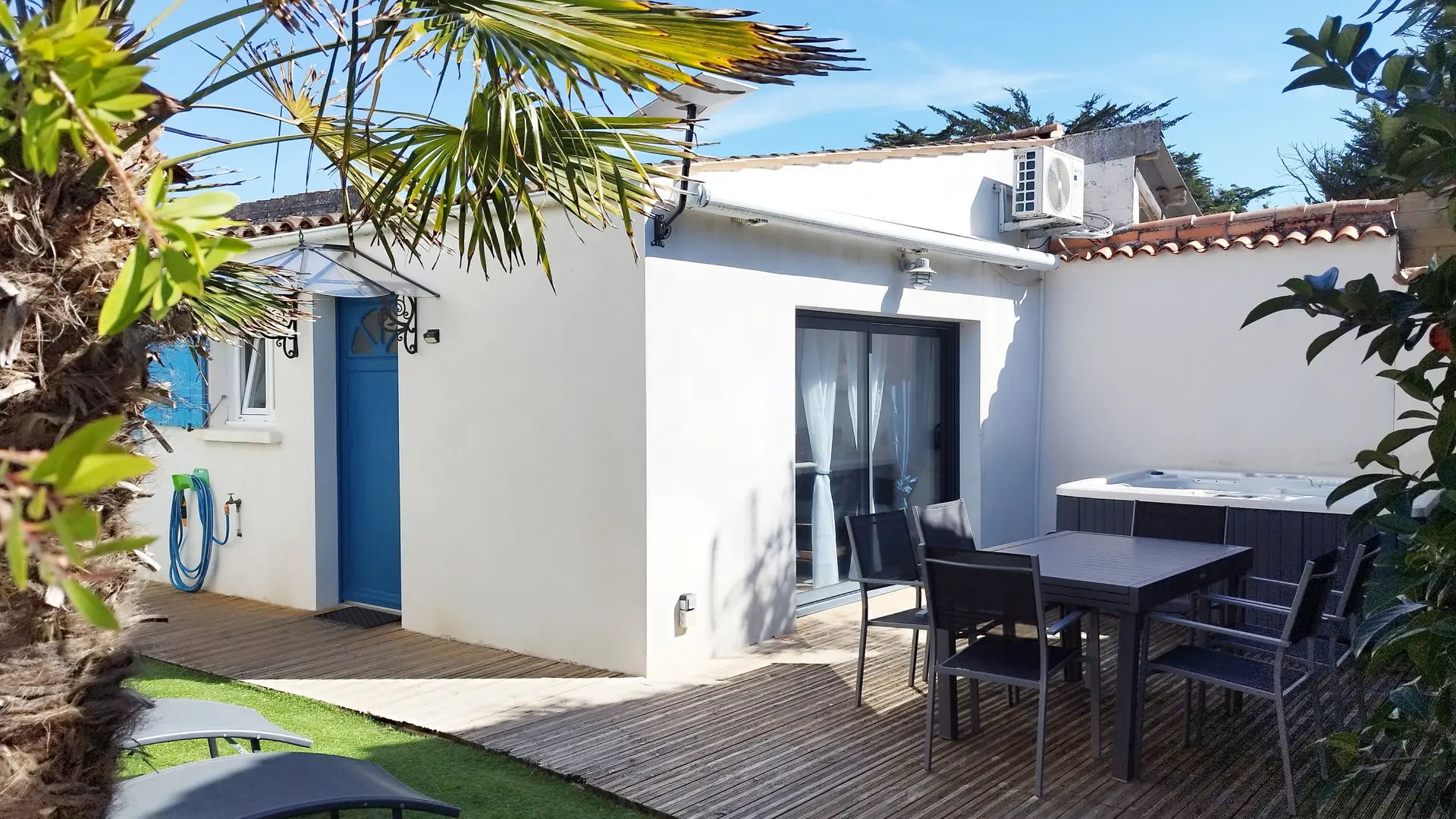 La terrasse avec salon de jardin, jaccuzzi.