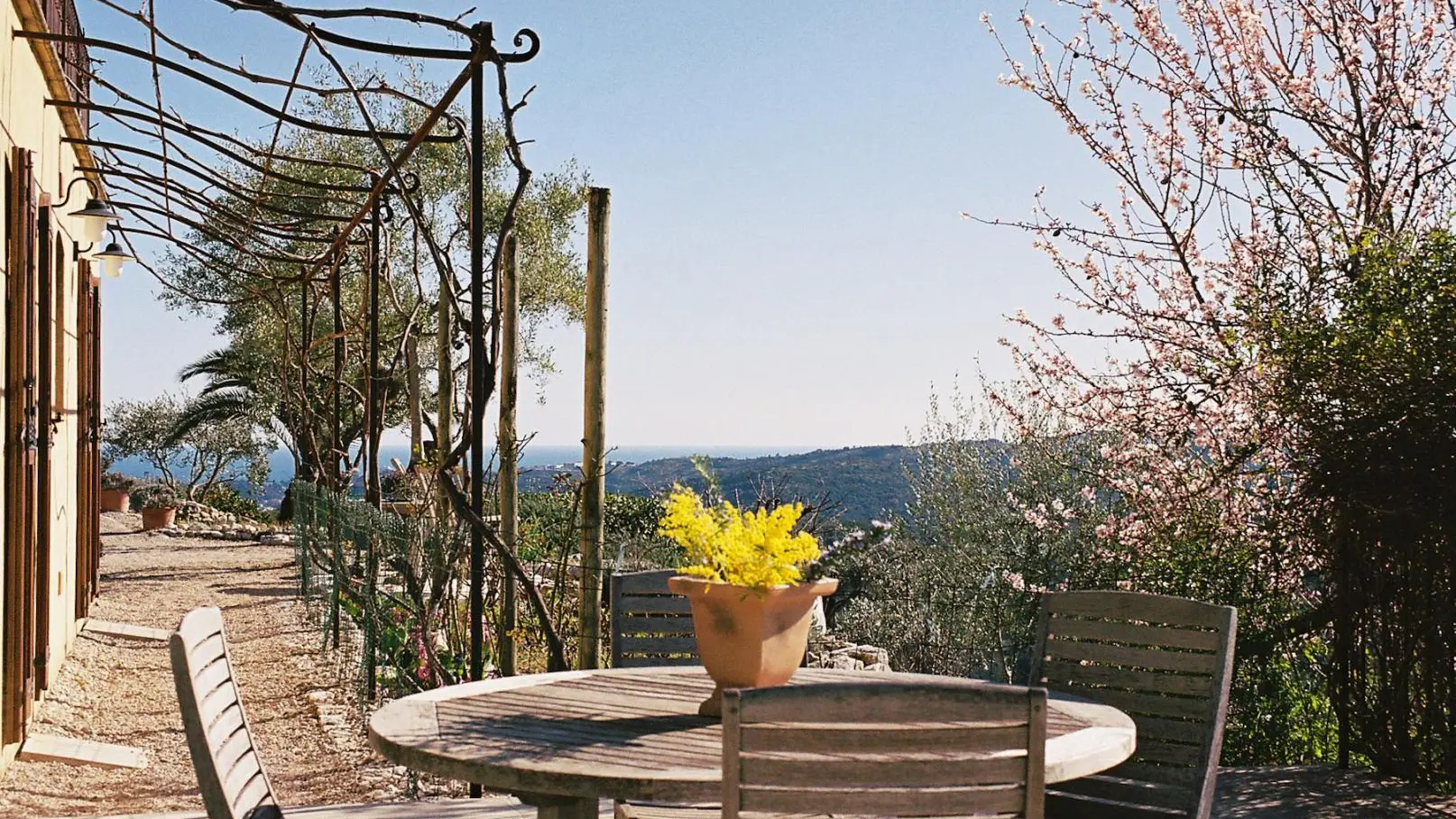 Gîte L'Oustaou-terrasse-La Colle sur Loup-Gîtes de France Alpes-Maritimes