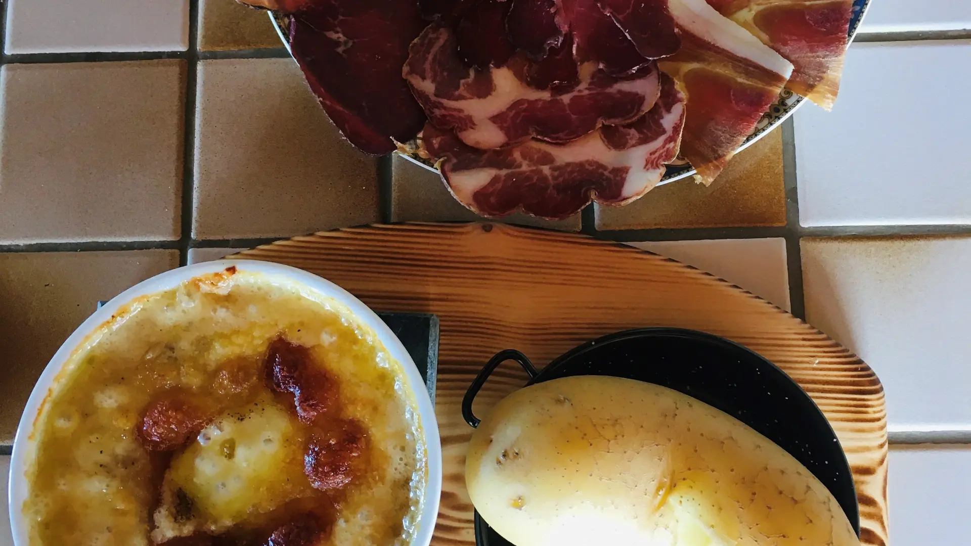 Le Berthoud servi avec charcuterie et salade